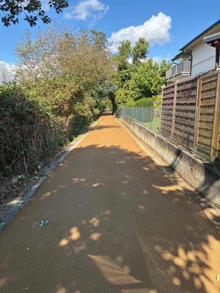 Wassergebunde wegedecke mittels fertiger